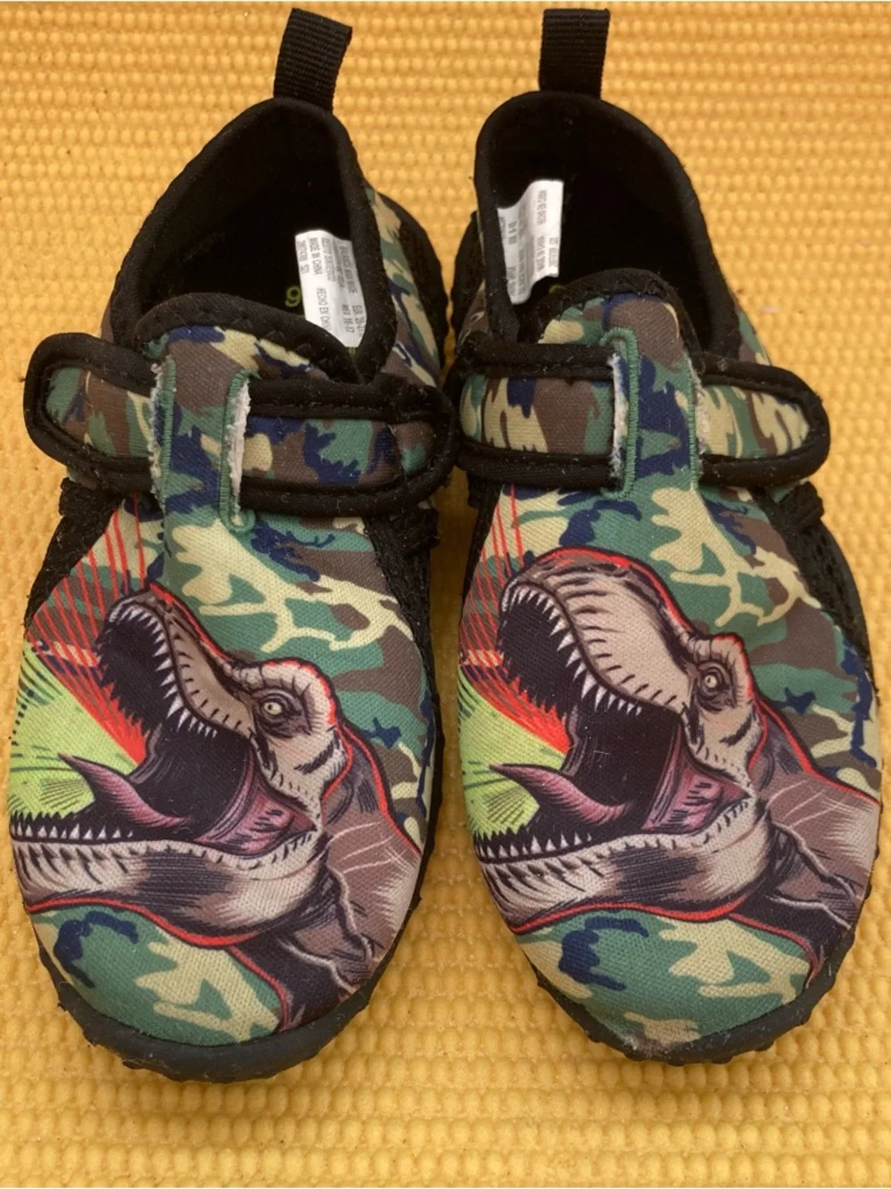 Jurassic Park sneakers water pool beach shoes boys size 9-10 measures 8